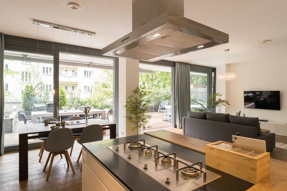 Dieselbe Küche als einzelne Aufnahme: die Fensterfront ist ausgebrannt, von der Terrasse ist nichts zu sehen