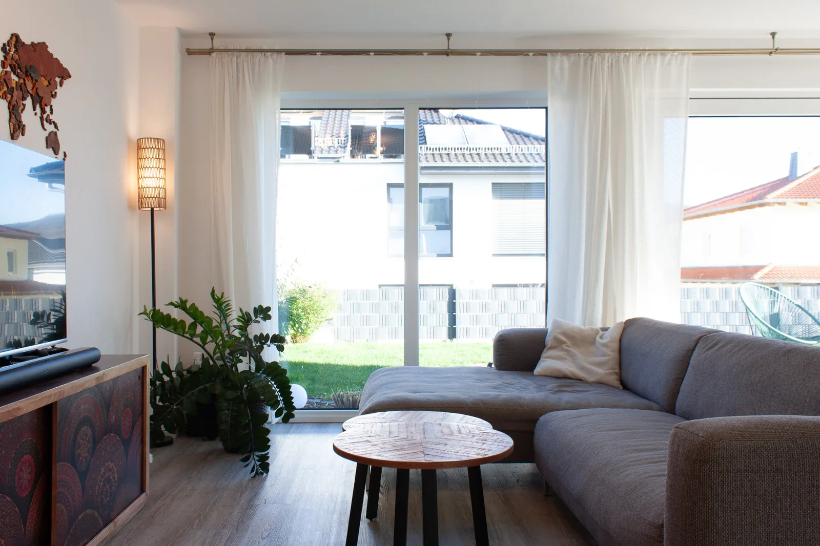 Derselbe Raum als einzelne Aufnahme ohne Flambient-Technik: die Fensterfront ist ausgebrannt, vom Garten ist nichts zu erkennen.
