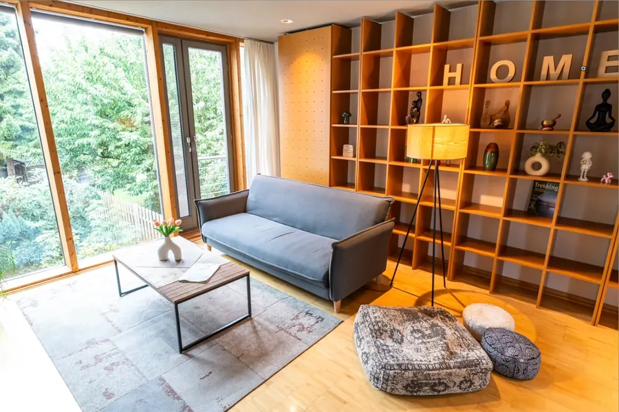 Wohnzimmer mit stürzenden Linien: Fensterrahmen und Regal kippen nach innen.