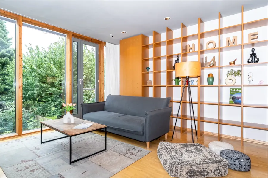 Wohnzimmer mit Blitz von vorn fotografiert: harte Schatten und ein heller Fleck an der Decke.