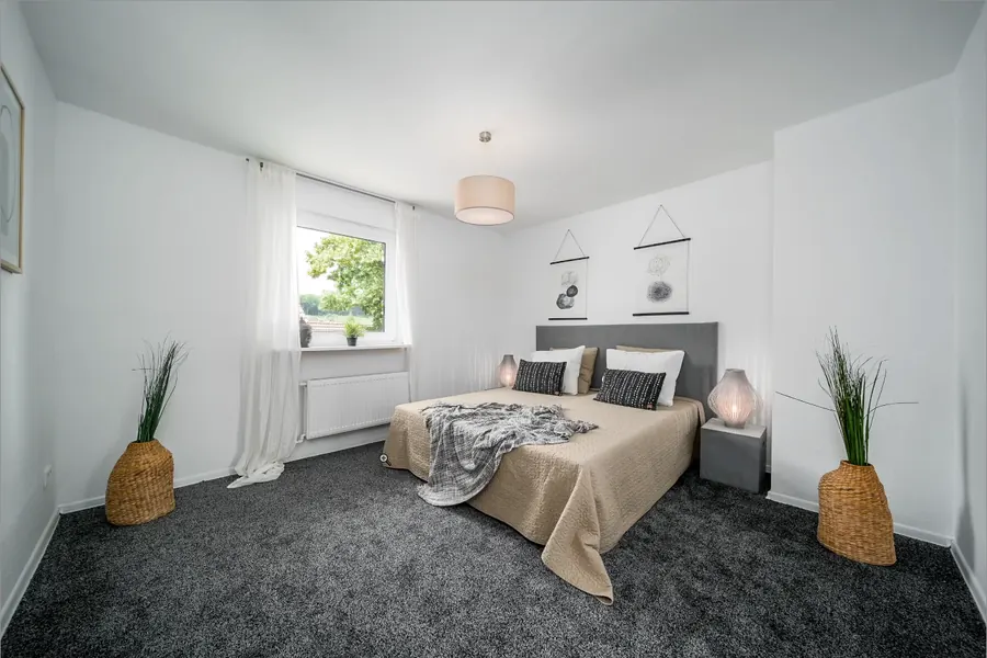 Schlafzimmer mit Ultraweitwinkel: der Raum wirkt riesig, die Wände laufen auseinander.